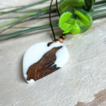 Herzanhänger „Pure Heart“ aus Maserholz und weißem Epoxidharz. Handgefertigtes Unikat mit kontrastreichem Design – die natürliche Maserung des Holzes trifft auf die klare Reinheit von Weiß. Größe ca. 3,5 × 3,5 cm. Verstellbares Lederband (23–41 cm) mit Holzperlen. Ein edles Schmuckstück, inspiriert von Natur und Liebe.