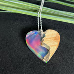 Handgefertigter Herzanhänger aus Maserholz und schimmerndem Opalharz, inspiriert von den Farben der Aurora Borealis. Das Holz zeigt eine feine Maserung, das Harz leuchtet in Rosa-, Blau- und Violetttönen. Mit zarter 925 Silber-Ankerkette (1 mm stark, 45 cm lang) und Silberöse. Ein edles Unikat in liebevoller Handarbeit gefertigt.
