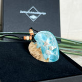 Handgefertigter Herzanhänger aus Maserholz und transparentem Ocean-Harz mit echtem Seestern und Muscheln. Die zarten Aqua-Farben erinnern an Meereswellen. Lederband verstellbar mit Holzperlen. Größe ca. 3,5 × 3,2 cm. Natürliches, maritimes Unikat von ZeitlosSchmuckDesign