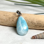Larimar-Halskette mit blauem Tropfen-Anhänger an feiner 925 Silber Ankerkette, maritimer Naturstein-Schmuck mit weiß-türkiser Marmorierung