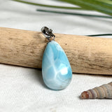 Larimar-Halskette mit blauem Tropfen-Anhänger an feiner 925 Silber Ankerkette, maritimer Naturstein-Schmuck mit weiß-türkiser Marmorierung