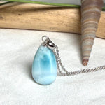Larimar-Halskette mit blauem Tropfen-Anhänger an feiner 925 Silber Ankerkette, maritimer Naturstein-Schmuck mit weiß-türkiser Marmorierung