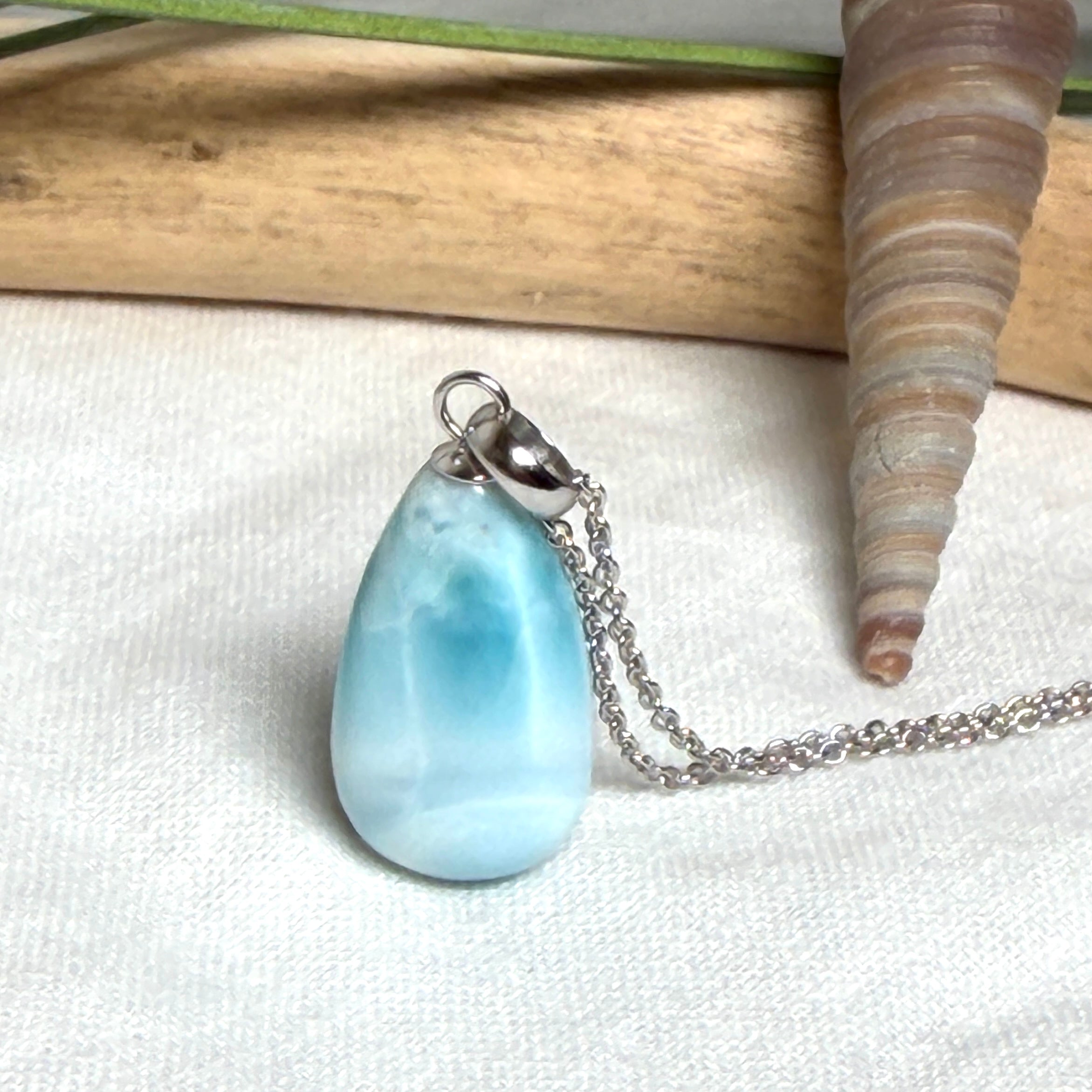 Larimar-Halskette mit blauem Tropfen-Anhänger an feiner 925 Silber Ankerkette, maritimer Naturstein-Schmuck mit weiß-türkiser Marmorierung