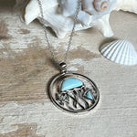 „Sealife“ – runder Anhänger aus rhodiniertem 925 Sterling Silber mit seltenem Larimar und funkelndem Topas. Das maritime Design zeigt eine Qualle, einen Fisch und einen Seestern. Anhängergröße ca. 32 × 26 mm, inklusive 45 cm langer Silberkette (1 mm Stärke). Symbol für die Schönheit und Vielfalt des Ozeans – jedes Stück ein Unikat durch das natürliche Farbspiel des Larimars.
