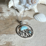 „Sealife“ – runder Anhänger aus rhodiniertem 925 Sterling Silber mit seltenem Larimar und funkelndem Topas. Das maritime Design zeigt eine Qualle, einen Fisch und einen Seestern. Anhängergröße ca. 32 × 26 mm, inklusive 45 cm langer Silberkette (1 mm Stärke). Symbol für die Schönheit und Vielfalt des Ozeans – jedes Stück ein Unikat durch das natürliche Farbspiel des Larimars.