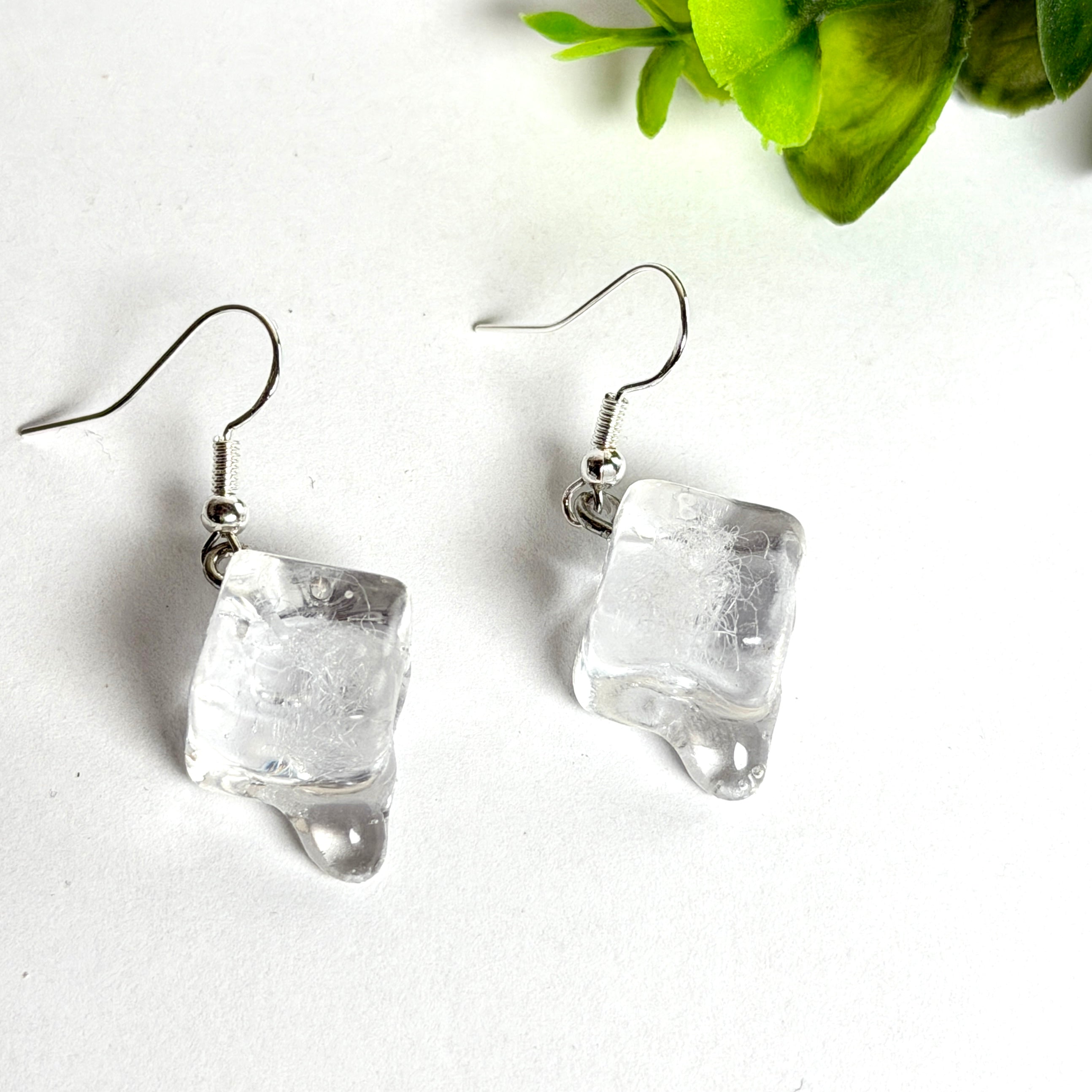 Schmelzende Eiswürfel als Ohrring – handgegossen aus transparentem Epoxidharz, mit 925 Silber Ohrhaken. Ca. 1,3 cm Würfel, Tragelänge ca. 4 cm