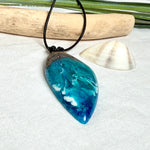 Anhänger aus dunklem Maserholz und Epoxidharz in Blau Türkis mit weißer Wellenstruktur am schwarzen Lederband, maritimer Holz Harz Naturschmuck unisex