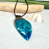 Anhänger aus dunklem Maserholz und Epoxidharz in Blau Türkis mit weißer Wellenstruktur am schwarzen Lederband, maritimer Holz Harz Naturschmuck unisex