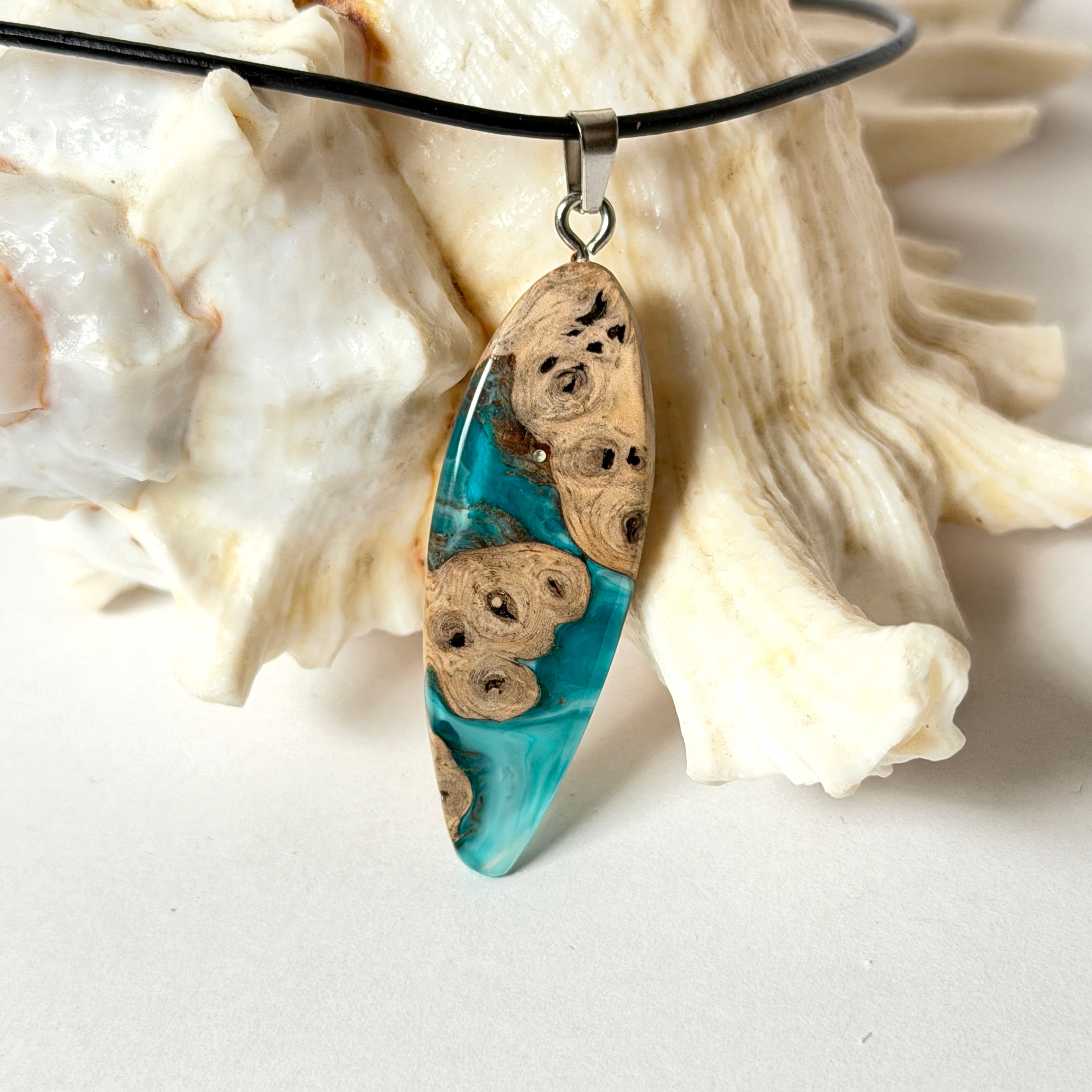 Edelstahl Anhängerschlaufe an schwarzer Lederkette mit Karabiner und Verlängerung. Filigraner Ocean Anhänger inspiriert von Meer und Wellen, natürlicher Unikat Schmuck für Damen und Herren.