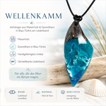 WELLENKAMM Anhänger aus Maserholz und blau-türkisem Epoxidharz am verstellbaren Lederband – handgefertigter maritimer Naturschmuck mit Wellen- und Gischtoptik, einzigartiges Unikat für Meeresliebhaber und Strandfans.