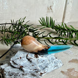 Handgefertigter Anhänger aus Edelholz und transparent-türkisblauem Epoxidharz, glatt poliert. Größe ca. 6,7 × 2,0 cm. Mit Edelstahlöse an schwarzer Lederkette (45 cm + 5 cm Edelstahl-Verlängerung, Karabiner). Maritimer, moderner Unisex-Schmuck mit natürlicher Holzmaserung; kleine Lufteinschlüsse sind charakteristisch.