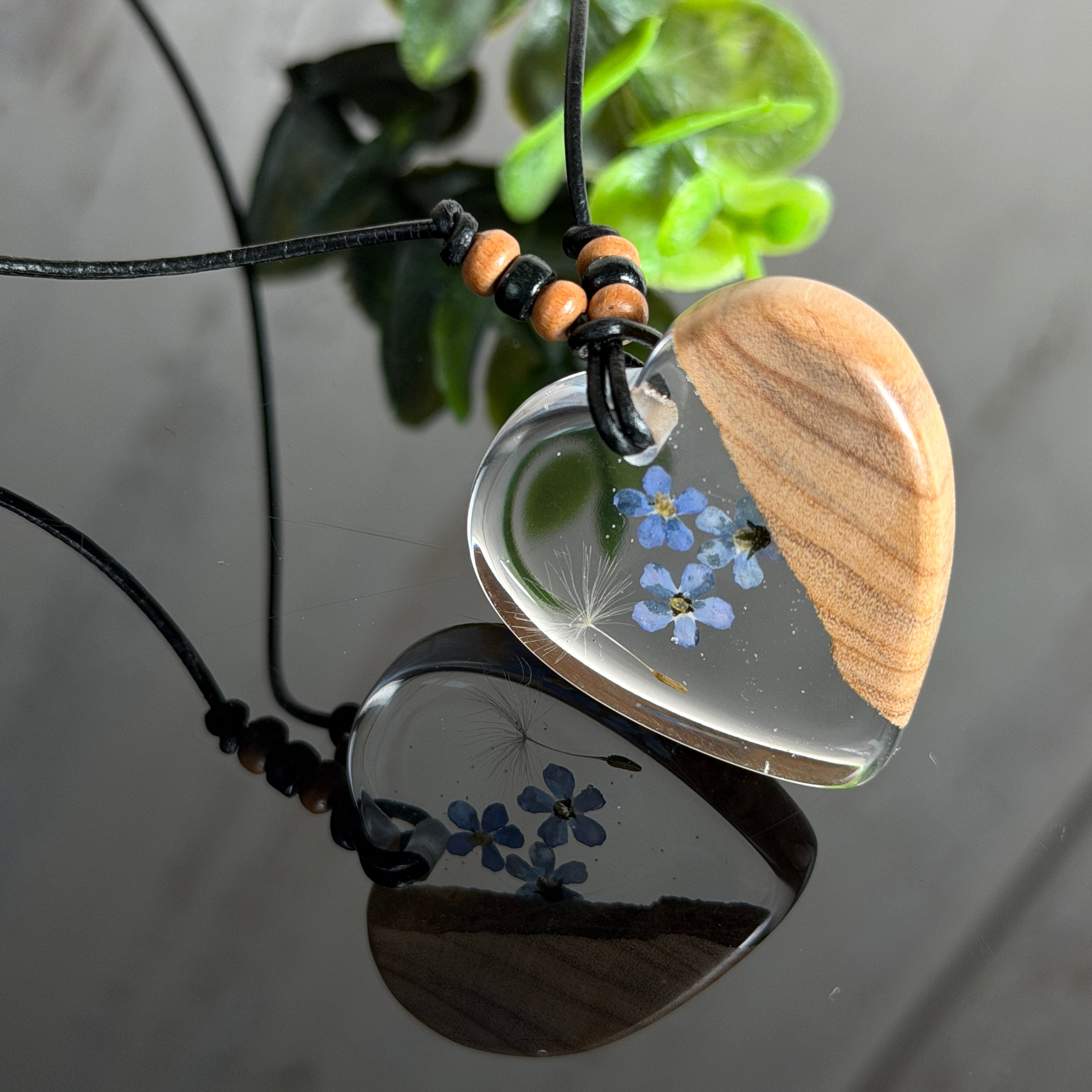 Handgefertigter herzförmiger Anhänger aus Olivenholz und Epoxidharz mit echten Vergissmeinnicht-Blüten und Pusteblumen-Samen, an verstellbarer schwarzer Lederkette mit Holzperlen, Unikat 