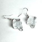 Schmelzende Eiswürfel als Ohrring – handgegossen aus transparentem Epoxidharz, mit 925 Silber Ohrhaken. Ca. 1,3 cm Würfel, Tragelänge ca. 4 cm