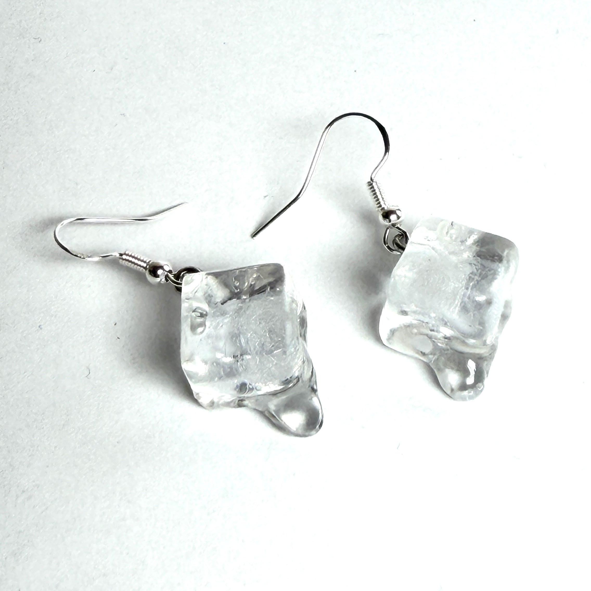 Schmelzende Eiswürfel als Ohrring – handgegossen aus transparentem Epoxidharz, mit 925 Silber Ohrhaken. Ca. 1,3 cm Würfel, Tragelänge ca. 4 cm