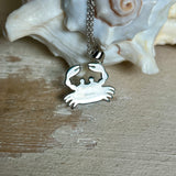 Krabben-Anhänger „Crab of Light“ aus rhodiniertem 925 Sterling Silber mit seltenem Larimar Edelstein aus der Dominikanischen Republik. Der Anhänger (28 × 18 mm) wird mit einer feinen 45 cm langen Silberkette geliefert. Symbol für Schutz, Intuition und die Kraft des Meeres – jedes Schmuckstück ein Unikat durch das natürliche Farbspiel des Larimars.