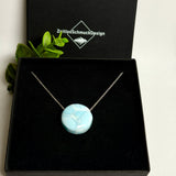 Echte Larimar Kette mit 20 mm rundem Cabochon – Himmelsblau mit weißem Wolkenmuster · 925 Silber Ankerkette platin rhodiniert 45 cm · Ocean Naturschmuck Unikat