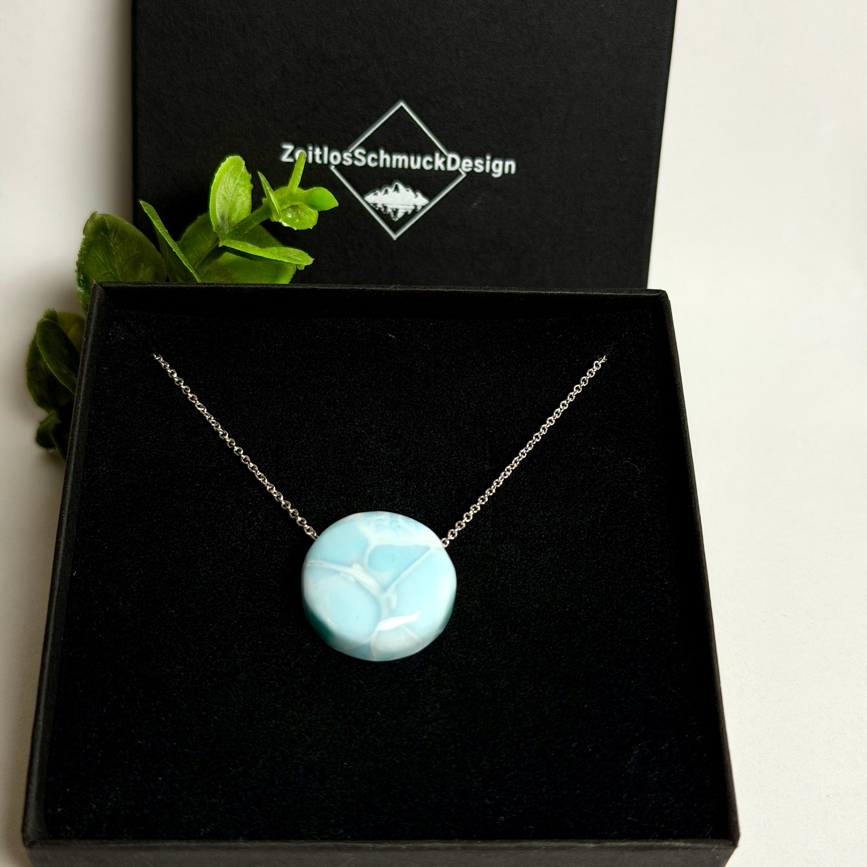 Echte Larimar Kette mit 20 mm rundem Cabochon – Himmelsblau mit weißem Wolkenmuster · 925 Silber Ankerkette platin rhodiniert 45 cm · Ocean Naturschmuck Unikat