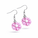 Handgefertigte rosa Blüten-Ohrringe aus Harz mit weißer Mitte, Durchmesser ca. 1,9 cm, an 925 Silber Ohrhaken mit silberfarbenem Edelstahl-Ring; zart glänzend, romantischer Blumen-Schmuck.

