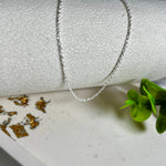 Zarte Ankerkette aus echtem 925 Silber mit klassischem Federring-Verschluss, 1 mm dick, 45 cm lang. Schlichtes, edles Design – ideal für Anhänger oder als feine Solokette. Stilvolle Schmuckfotografie mit natürlichem Hintergrund.