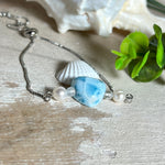 Larimar Herzarmband aus Edelstahl, größenverstellbar, mit Süßwasserperlen und facettiertem Bergkristall. Handgefertigt, edel und einzigartig.
