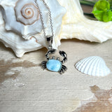 Krabben-Anhänger „Crab of Light“ aus rhodiniertem 925 Sterling Silber mit seltenem Larimar Edelstein aus der Dominikanischen Republik. Der Anhänger (28 × 18 mm) wird mit einer feinen 45 cm langen Silberkette geliefert. Symbol für Schutz, Intuition und die Kraft des Meeres – jedes Schmuckstück ein Unikat durch das natürliche Farbspiel des Larimars.
