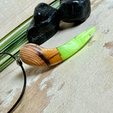 Handgefertigter Unikat-Kettenanhänger aus Eibenholz und Epoxidharz (transparent grün-weiß), hochglanzpoliert, Lederkette mit Edelstahlöse – Schwarzlicht fluoreszierend.