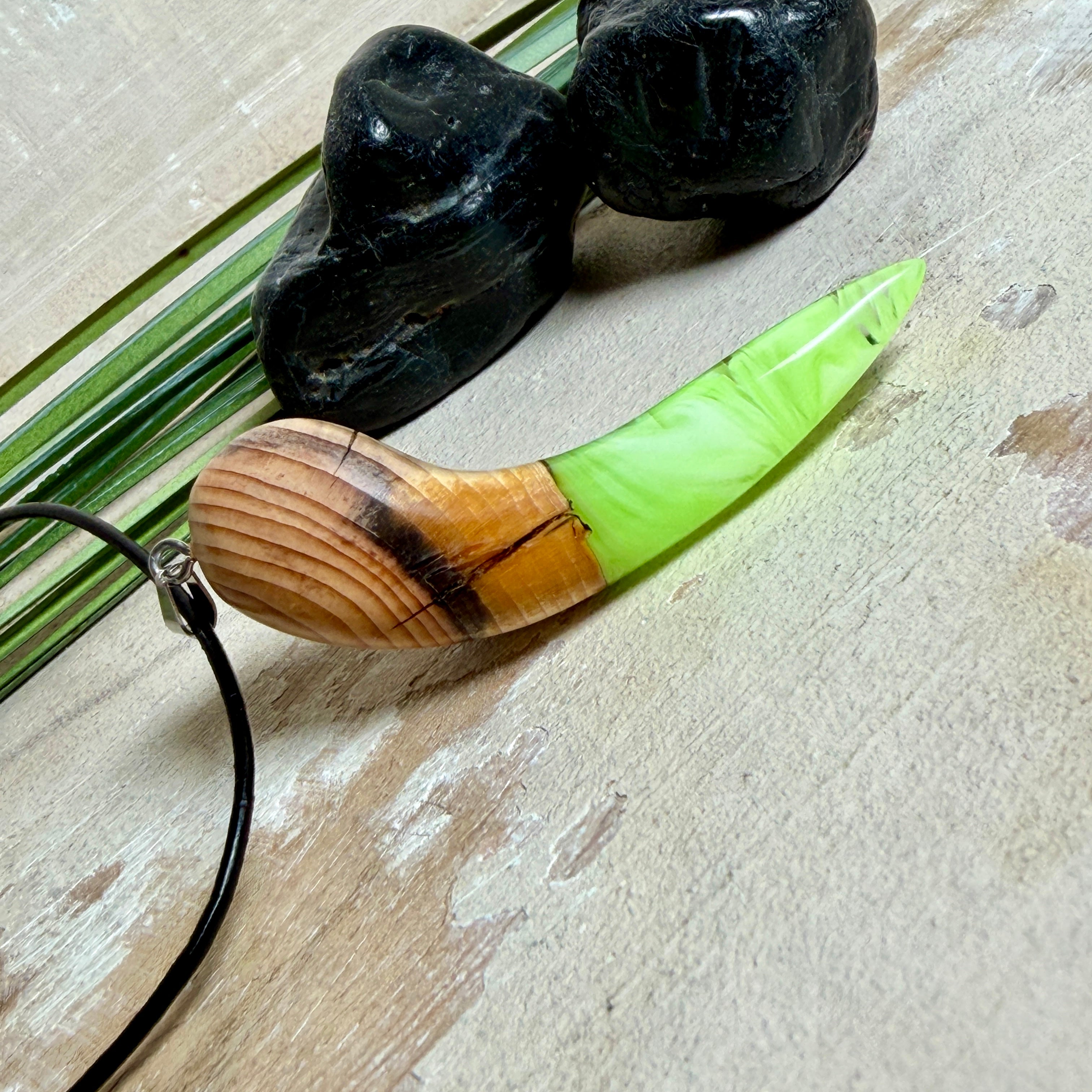 Handgefertigter Unikat-Kettenanhänger aus Eibenholz und Epoxidharz (transparent grün-weiß), hochglanzpoliert, Lederkette mit Edelstahlöse – Schwarzlicht fluoreszierend.