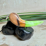 Handgefertigter Unikat-Kettenanhänger aus Eibenholz und Epoxidharz (transparent grün-weiß), hochglanzpoliert, Lederkette mit Edelstahlöse – Schwarzlicht fluoreszierend.