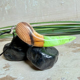 Handgefertigter Unikat-Kettenanhänger aus Eibenholz und Epoxidharz (transparent grün-weiß), hochglanzpoliert, Lederkette mit Edelstahlöse – Schwarzlicht fluoreszierend.