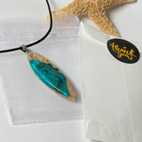 Maserholz und türkisfarbenem Resin mit Edelstahl Anhängerschlaufe an schwarzer Lederkette mit Karabiner und Verlängerung. Filigraner Ocean Anhänger inspiriert von Meer und Wellen, natürlicher Unikat Schmuck für Damen und Herren.