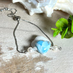 Larimar Herzarmband aus Edelstahl, größenverstellbar, mit Süßwasserperlen und facettiertem Bergkristall. Handgefertigt, edel und einzigartig.