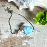 Larimar Herzarmband aus Edelstahl, größenverstellbar, mit Süßwasserperlen und facettiertem Bergkristall. Handgefertigt, edel und einzigartig.