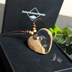 Herzförmige Resin Halskette mit Goldfield-Maserholz mit schwebenden echten Pusteblumen-Samen im glasklaren Harz, braunes Lederband mit Holzperlen, handgefertigter Naturschmuck.