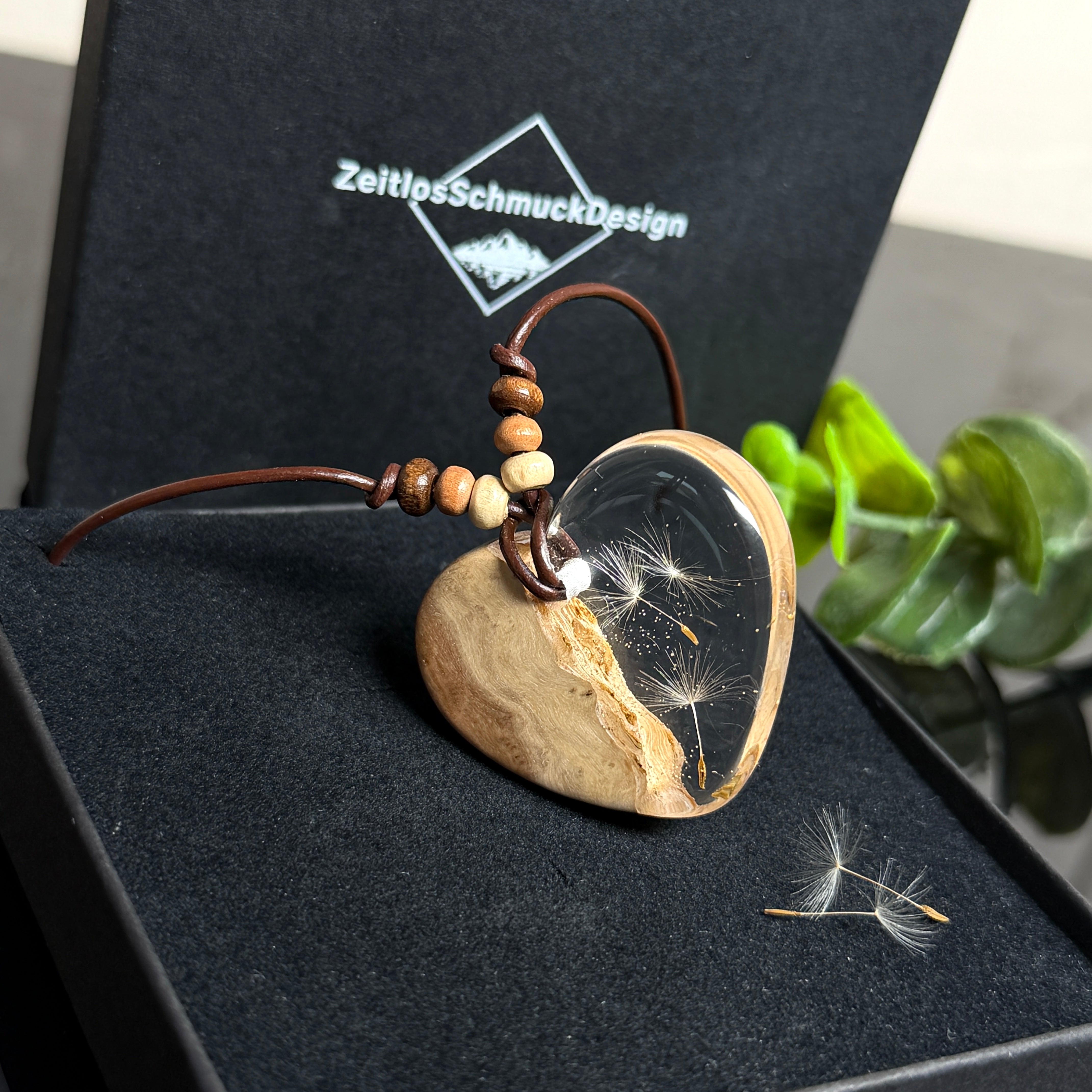 Herzförmige Resin Halskette mit Goldfield-Maserholz mit schwebenden echten Pusteblumen-Samen im glasklaren Harz, braunes Lederband mit Holzperlen, handgefertigter Naturschmuck.