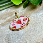 „Handgefertigter Erdbeer Anhänger aus Resin mit zarten Erdbeermotiven, gefasst in 24K vergoldet , glänzender Lünette – sommerlicher Handmade Schmuck und liebevolle Geschenkidee für Frauen und Naturfreunde“