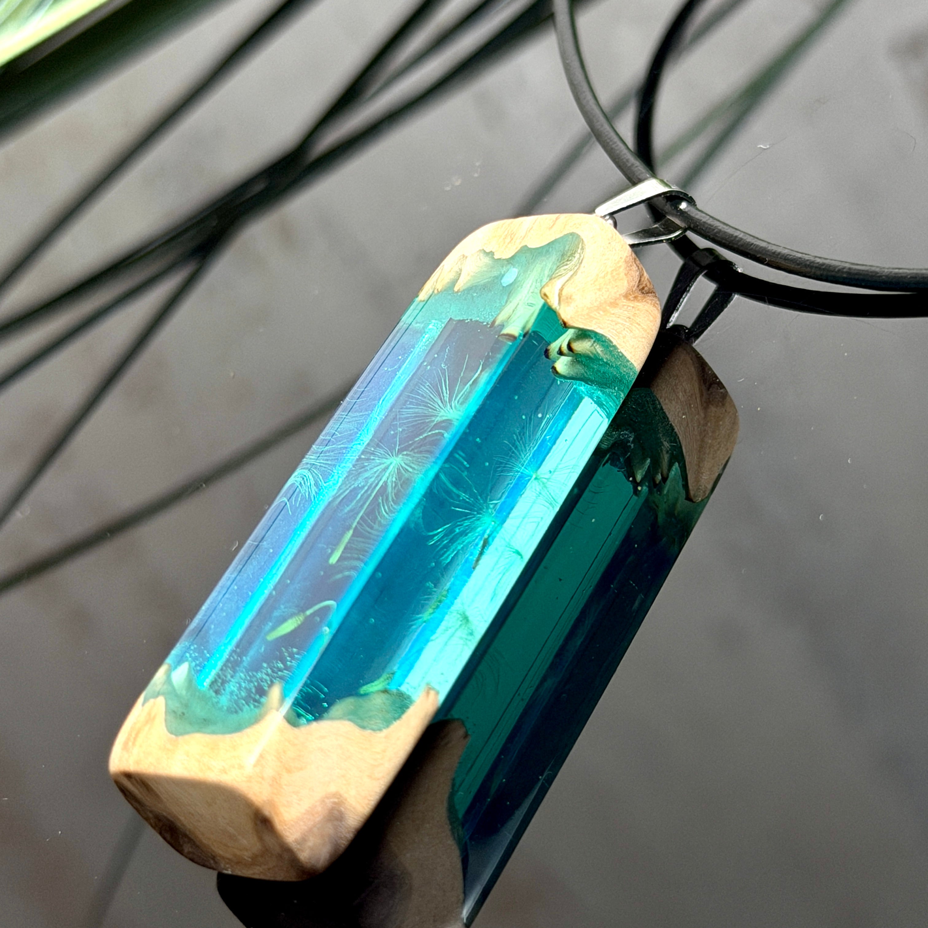 Pusteblumen Halskette aus Maserholz und türkisem Epoxidharz,  echte Löwenzahnsamen schweben im Harz sichtbar,  schwarze Lederkette, handgefertigter Naturschmuck Unisex