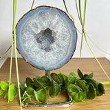 “Dekorativer Achat Geode in Blau-Grau auf stilvollem Metallständer – Naturstein für Wohnaccessoires, Energieausgleich und Meditation.”