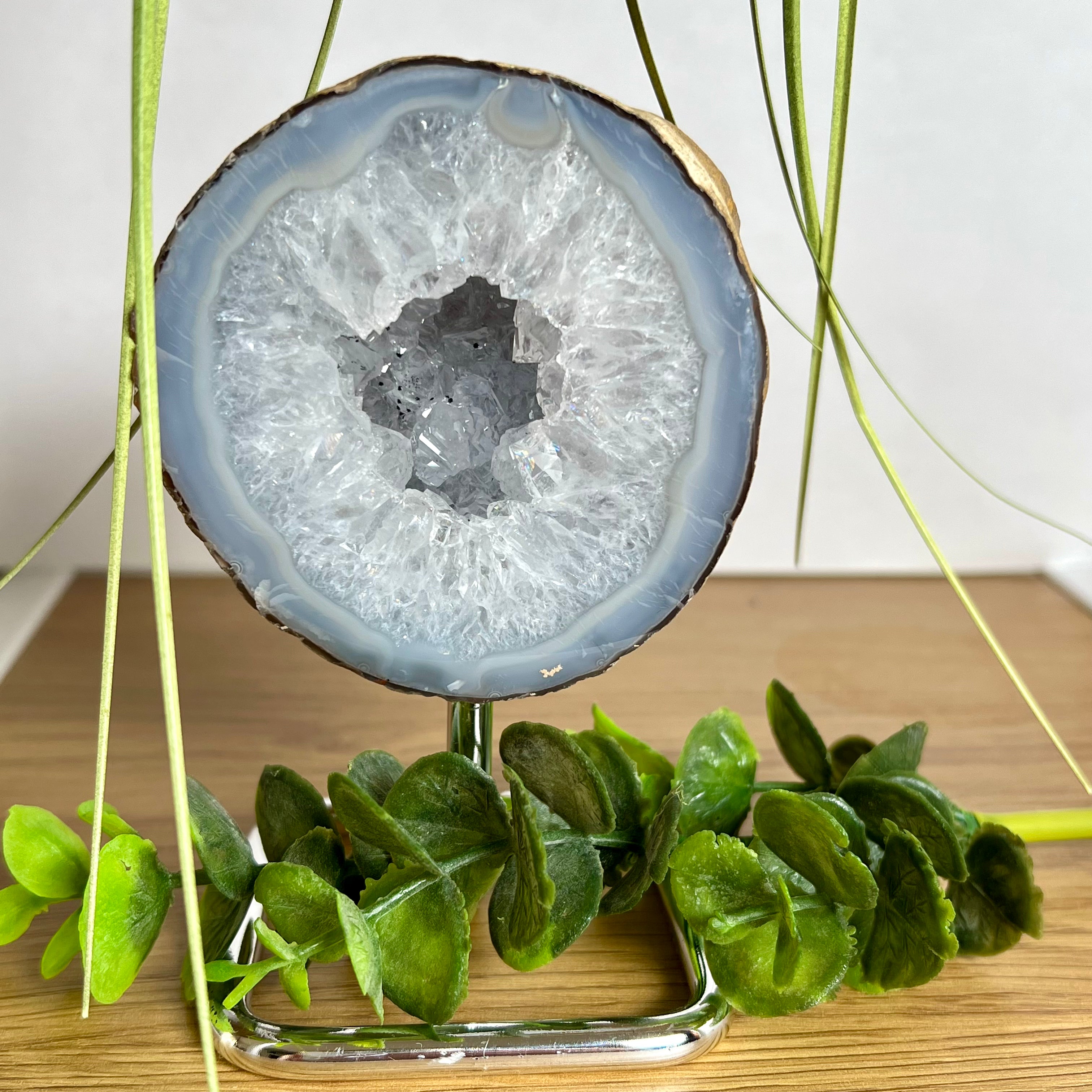“Dekorativer Achat Geode in Blau-Grau auf stilvollem Metallständer – Naturstein für Wohnaccessoires, Energieausgleich und Meditation.”