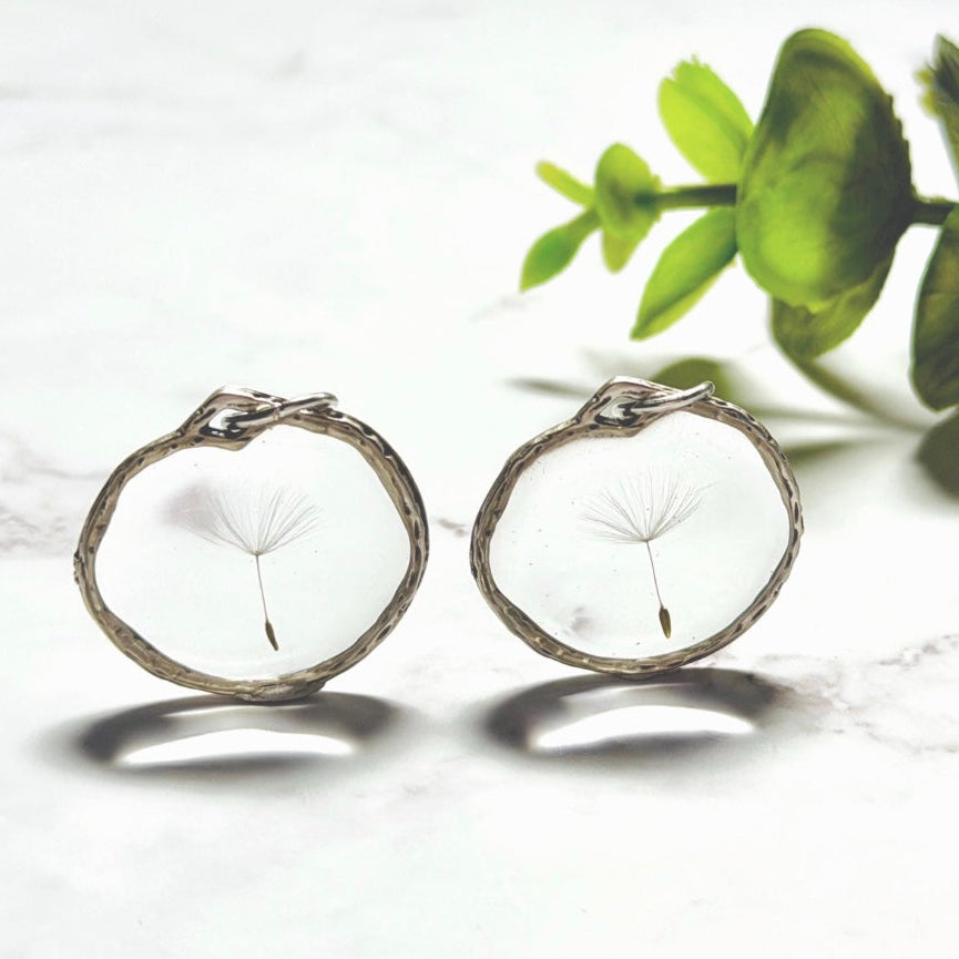 Handgemachtes 2er Set Pusteblumen-Anhänger mit echtem Samen in klarem Resin, silberfarbene Fassung, liebevoll verpackt im Schmucksäckchen mit Geschenk-Extra Schmuckschachtel von ZeitlosSchmuckDesign