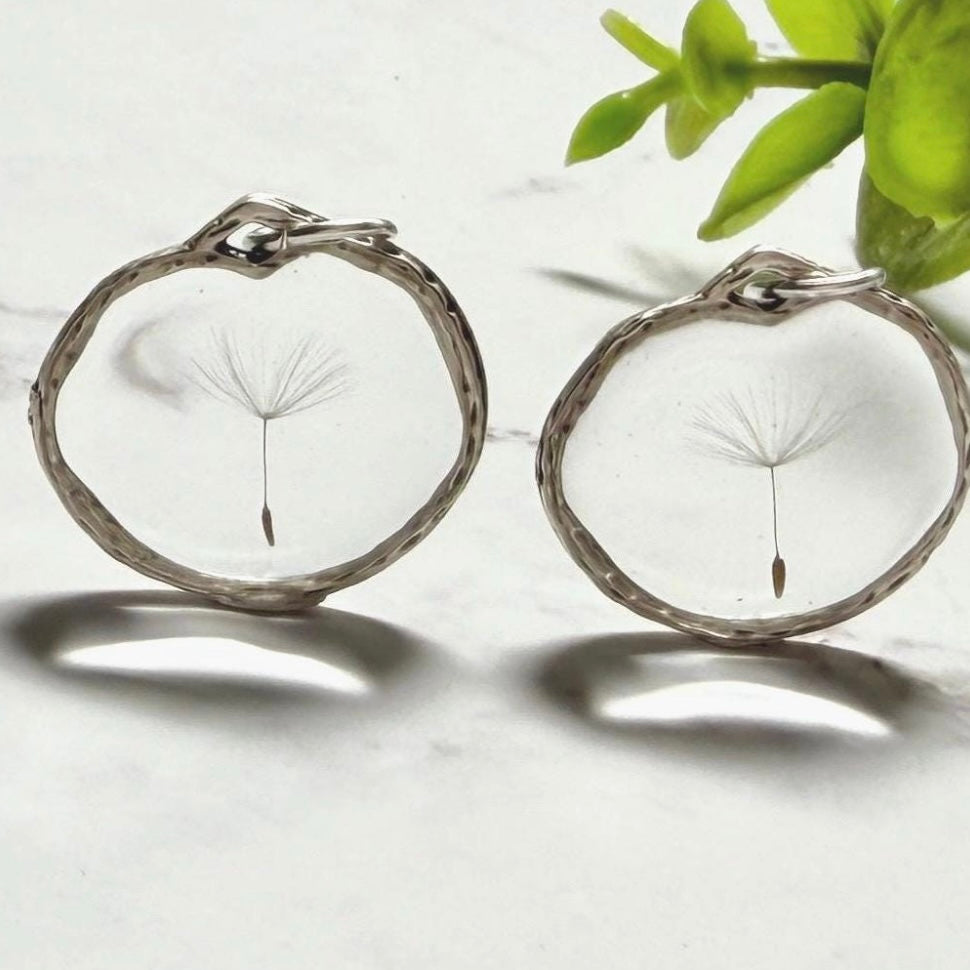 Handgemachtes 2er Set Pusteblumen-Anhänger mit echtem Samen in klarem Resin, silberfarbene Fassung, liebevoll verpackt im Schmucksäckchen mit Geschenk-Extra Schmuckschachtel von ZeitlosSchmuckDesign