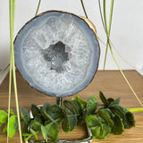 Achatgeode auf Metallständer – Naturkristall 12 cm
