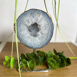 Achatgeode auf Metallständer – Naturkristall 12 cm