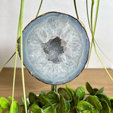 Achatgeode auf Metallständer – Naturkristall 12 cm
