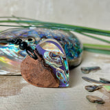 Bunter handgemachter Herzanhänger aus Rebholz & Paua-Muschel – Einzigartiger Unikatschmuck mit Schimmerndem Farbspiel, perfektes Geschenk