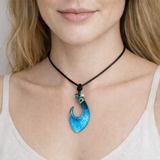 Hei-Matau Anhänger im Maori-Stil aus Maserholz & Harz | Unikat