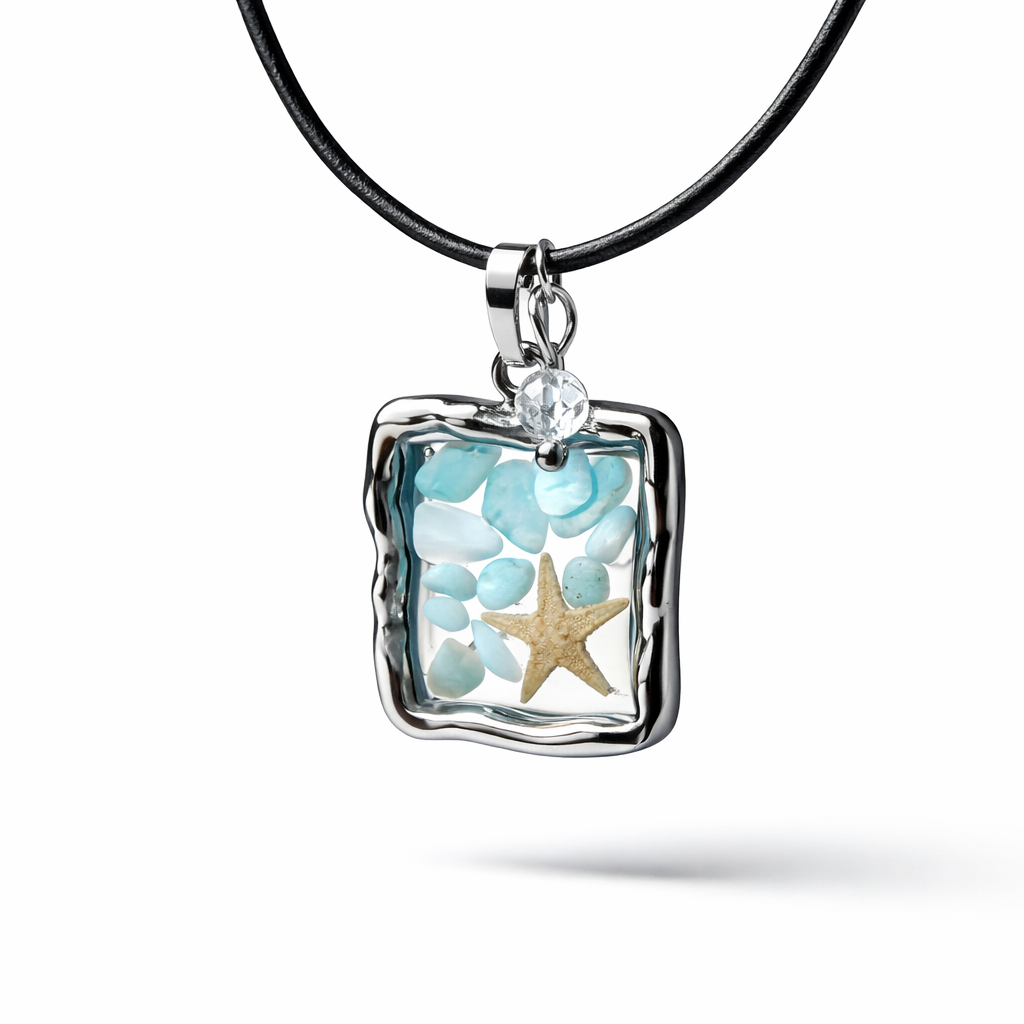 Quadratischer Larimar-Mosaik Anhänger im Edelstahlrahmen mit Seestern-Element und facettierter Bergkristall-Perle, eingebettet in Harz, an schwarzer Lederkette.