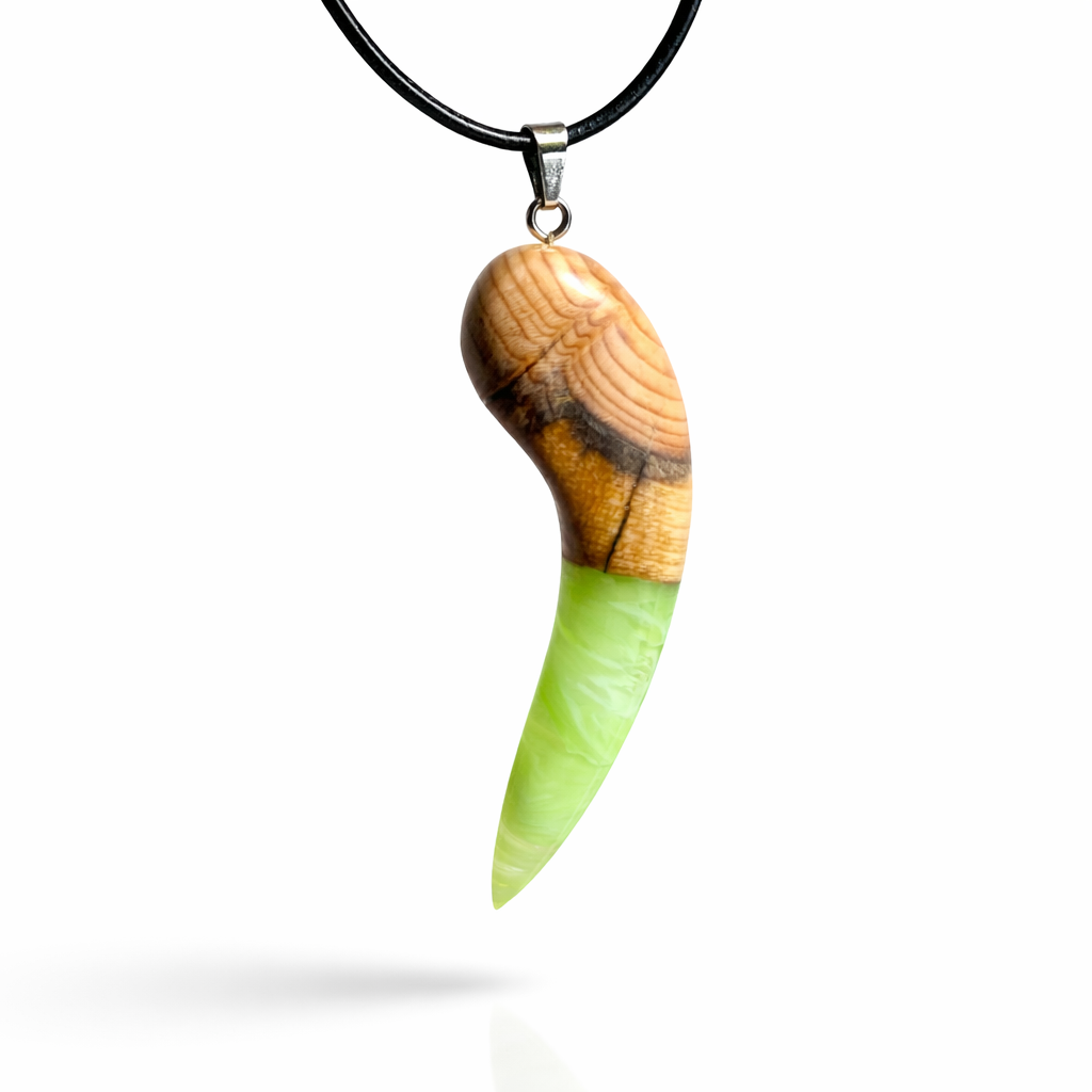 Handgefertigter Unikat-Kettenanhänger aus Eibenholz und Epoxidharz (transparent grün-weiß), hochglanzpoliert, Lederkette mit Edelstahlöse – Schwarzlicht fluoreszierend.