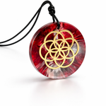 Handgefertigtes Medaillon aus klarem Epoxidharz mit kunstvollem rot-silber-weißen Farbverlauf und einem goldenen Samen des Lebens Symbol in der Mitte. Das spirituelle Schmuckstück strahlt Harmonie, Wachstum und Schutz aus. Rückseite mit individueller Harzstruktur, Vorderseite transparent glänzend. Anhänger mit verstellbarem schwarzen Baumwollband, auf hellem Hintergrund.