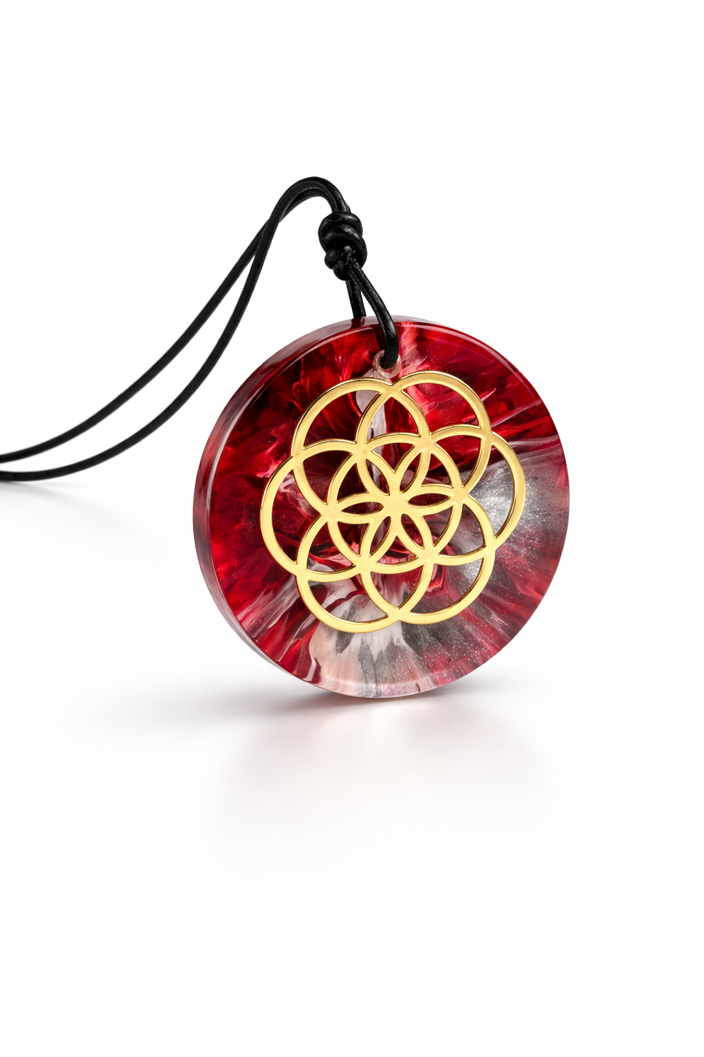 Handgefertigtes Medaillon aus klarem Epoxidharz mit kunstvollem rot-silber-weißen Farbverlauf und einem goldenen Samen des Lebens Symbol in der Mitte. Das spirituelle Schmuckstück strahlt Harmonie, Wachstum und Schutz aus. Rückseite mit individueller Harzstruktur, Vorderseite transparent glänzend. Anhänger mit verstellbarem schwarzen Baumwollband, auf hellem Hintergrund.