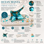 Handgefertigter Deko-Manta „OCEAN MANTA“ aus Maserholz und türkisfarbenem Epoxidharz auf weißem Jesmonite-Tablett mit Muscheln und Steinen. Die Infografik zeigt Maße, Materialien, Freestyle-Fertigung ohne Form, Korkschoner, Lieferumfang und die maritime Ocean-Optik. Jedes Stück ist ein handgefertigtes Kunst-Unikat mit individueller Wellenstruktur.